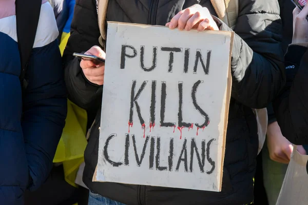 2022年2月27日 在荷兰阿姆斯特丹举行的反对乌克兰战争的抗议活动的警告标志 — 图库照片
