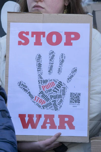 Znak Ostrzegawczy Podczas Protestu Przeciwko Wojnie Ukrainie Amsterdamie Holandia 2022 — Zdjęcie stockowe