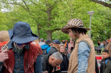 Amsterdam 'daki Vondelpark Parkı' nda Kingsday Partisi Hollanda 27-4-2022