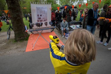 Amsterdam 'daki Vondelpark Parkı' nda Kingsday Partisi Hollanda 27-4-2022