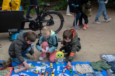 Amsterdam 'daki Vondelpark Parkı' nda Kingsday Partisi Hollanda 27-4-2022