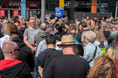 Taraftarlar Amsterdam 'daki Rolling Stones' un son üç konserine hazırlanıyor. Hollanda 13-6-2022