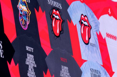Amsterdam 'daki Rolling Stones' un son üç konserinde tişört satmak. Hollanda 13-6-2022.