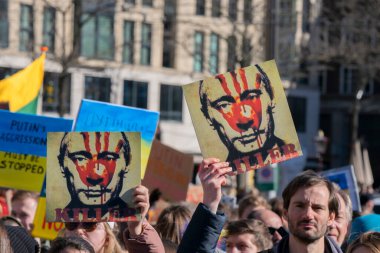 Amsterdam 'da Ukrayna' daki savaşa karşı düzenlenen protestoda Putin Kanlı Elleri olan reklam panoları 27-2-2022