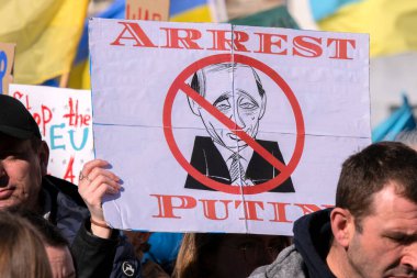 Hollanda 27-2-2022 tarihlerinde Ukrayna 'daki savaşı protesto eden reklam panosu şairini tutukladı
