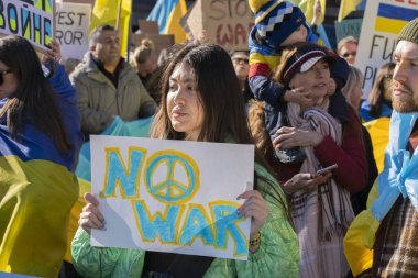 Amsterdam 'da Ukrayna' daki savaşı protesto eden ilan panosu 27-2-2022