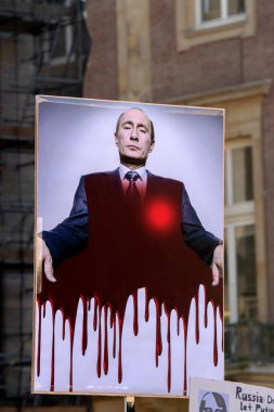 Ukrayna 'da Ukrayna' daki savaşı protesto eden mafya babası gibi görünen ilan panosu Putin Hollanda 27-2-2022