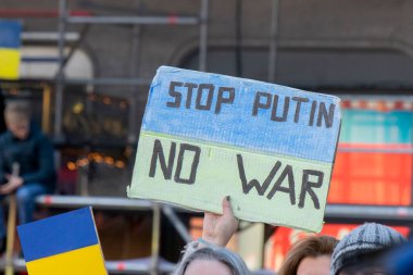 Amsterdam 'da Ukrayna' daki savaşı protesto eden ilan panosu savaşı durdurdu. Hollanda 27-2-2022