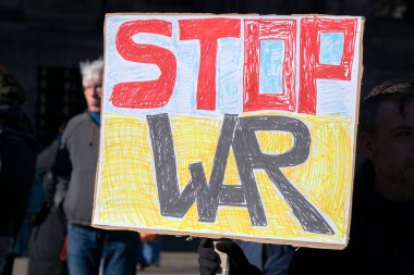 Ukrayna 'daki savaşa karşı Amsterdam' da düzenlenen PAX gösterisinde ilan panosu savaşı durdurdu. Hollanda 6-3-2022 (3)