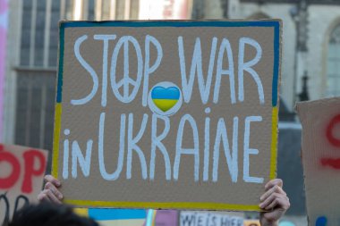 Ukrayna 'daki savaşa karşı yapılan protesto Amsterdam' da Hollanda 27-2-2022