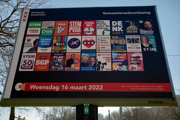 Слон на билборде в Амстердаме Нидерланды 4-3-2022