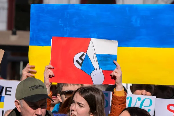 アムステルダムでのウクライナ戦争に対する抗議でナチスの旗に変化するビルボードロシアの旗オランダ27 2022 — ストック写真
