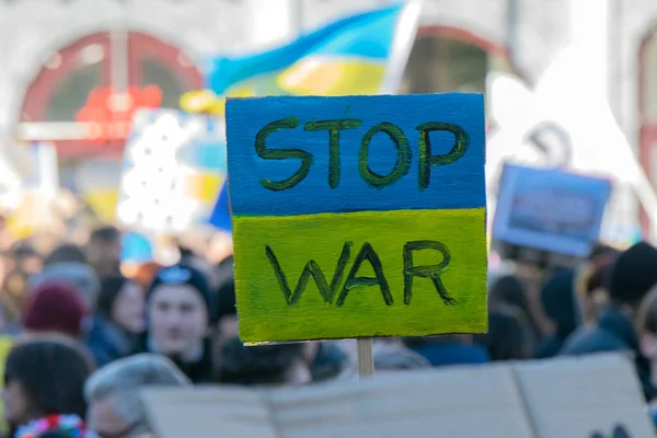 告示牌 在2022年2月27日在阿姆斯特丹举行的反对乌克兰战争的抗议活动中停止了战争 — 图库照片