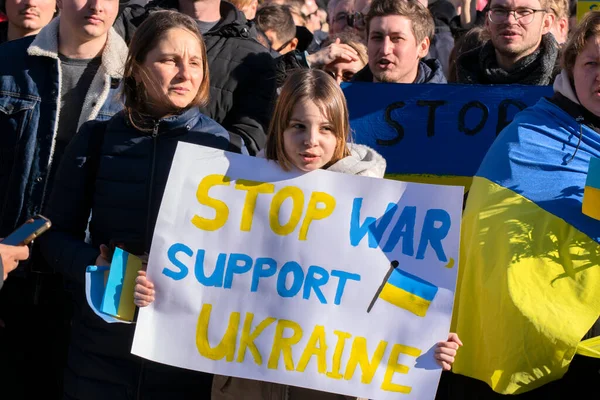 告示牌 在2022年2月27日在阿姆斯特丹举行的反对乌克兰战争的抗议活动中支持乌克兰 — 图库照片