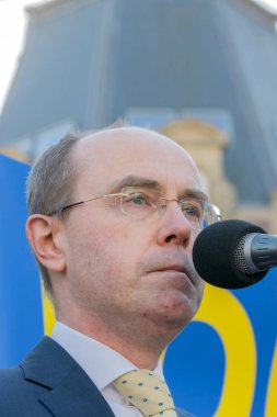 Ukrayna 'daki savaşa karşı Amsterdam' da düzenlenen protestoda Karel Burger Dirven Konsolosu 27-2-2022