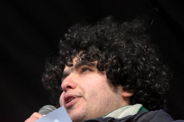 Mert Kumru 'yu Amsterdam' daki Niet Mijn Schuld gösterisinde kapatın. Hollanda 5-2-2022