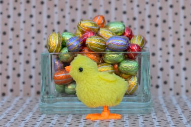 Hollanda 27-3-2022 'de çikolata yumurtası ve sahte bir piliçle dolu bir cam kül tablasını kapat.