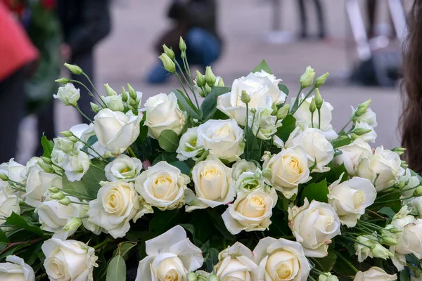 在荷兰阿姆斯特丹2月罢工纪念馆举行的2月25 2022年关闭花朵 — 图库照片