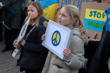 Ukrayna 'daki savaşı protesto eden reklam panosu bağışları Amsterdam' da 27-2-2022