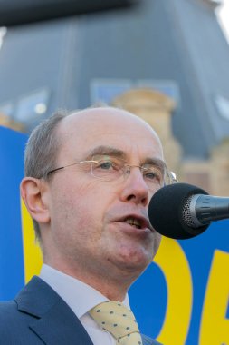 Ukrayna 'nın Ukrayna' daki savaşa karşı 27-2-2022 tarihli protestosunda Karel Burger Dirven Konsolosu