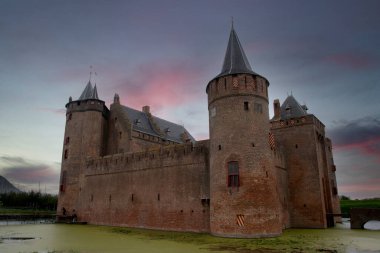 Muiden 'daki Muiderslot Kalesi' nde açık kırmızı gökyüzü. Hollanda 31-8-2021.