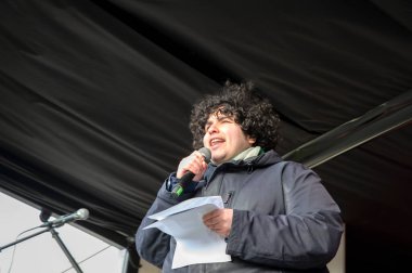 Mert Kumru Amsterdam 'daki Niet Mijn Schuld gösterisinde kalabalığa sesleniyor. Hollanda 5-2-2022