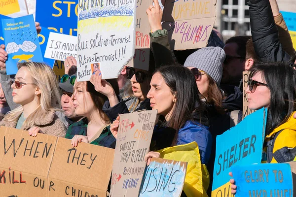 Ukrayna 'daki savaşı protesto eden bir grup protestocu Amsterdam' da 27-2-2022