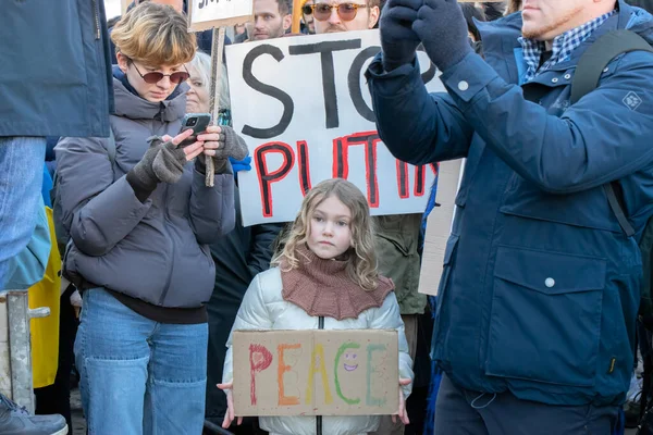 Little Girl Holding Billboard Word Manifestation Pour Paix Contre Guerre — Photo