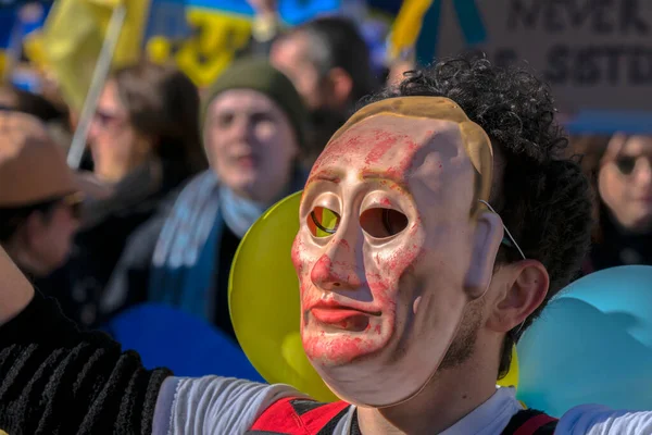 Mężczyzna Poetycką Maską Pełną Krwi Proteście Przeciwko Wojnie Ukrainie Amsterdamie — Zdjęcie stockowe