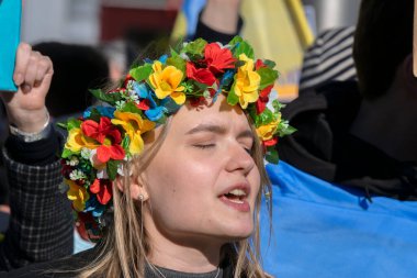 Amsterdam 'da Ukrayna' daki savaşı protesto eden güzel bayan milli marşı söylüyor. Hollanda 27-2-2022