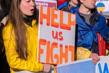 Ukrayna 'daki savaşı protesto eden protestocular Amsterdam' da 27-2-2022