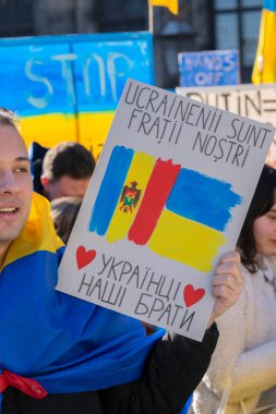 Ukrayna 'da Amsterdam' daki savaşa karşı düzenlenen protestoda kendi kendine yapılan ilan tahtası 27-2-2022