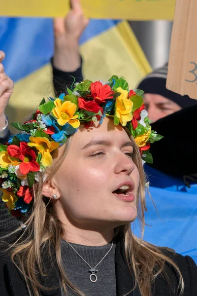 Pretty Lady Cantando Inno Nazionale Alla Protesta Contro Guerra Ucraina — Foto Stock