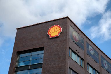 Amsterdam Enerji Geçiş Kampüsü 'ndeki bir binanın kabuk logosu Hollanda 17-3-2022