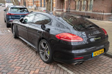 Amsterdam 'da Porsche Panamera' nın yan görüntüsü Hollanda 6-4-2022