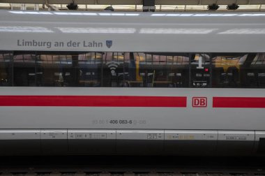 Hollanda 14-3-2022 'de Amsterdam' daki merkez tren istasyonunda ICE Train.