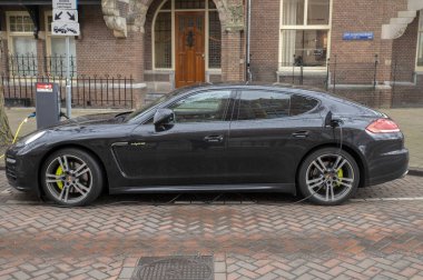 Amsterdam 'da Porsche Panamera' nın yan görüntüsü Hollanda 6-4-2022
