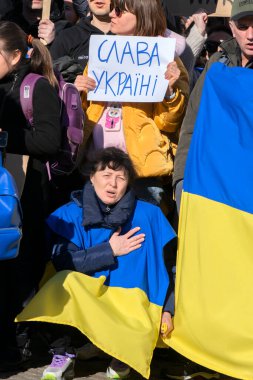 Amsterdam 'da Ukrayna' daki savaşa karşı düzenlenen protestoda milli marşı söylemek 27-2-2022