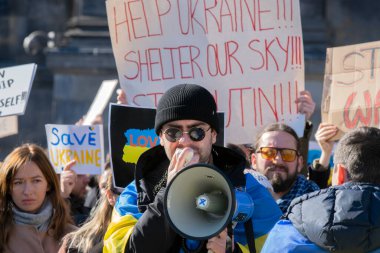 Amsterdam 'daki Ukrayna Savaşı' na Karşı Protesto Sözcüsü 27-2-2022