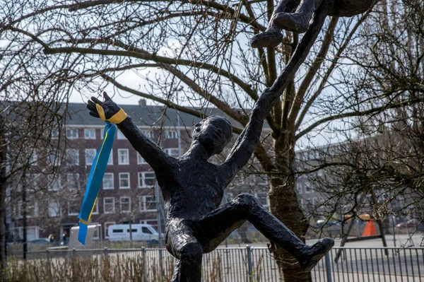 Statue Kindermonument Markt Voor Joden Ukrainian Ribbons Amsterdam Netherlands 2022 — Stock Photo, Image