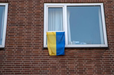 Amsterdam 'daki Protestonun Dışında Ukrayna Bayrağı 18-3-2022