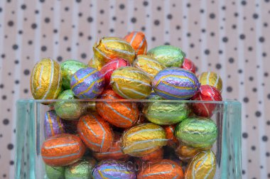 Amsterdam 'da çikolatalı yumurtalarla dolu bir cam kül tablasının üst kısmı 27-3-2022