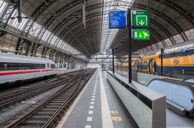 Amsterdam 'daki Merkez Tren İstasyonu' nda İki Tren 14-3-2022