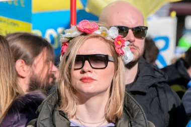 Ukraynalı Kadın Amsterdam 'daki Ukrayna Savaşı' nı protesto ederken Hollanda 27-2-2022