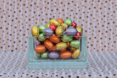 Hollanda 27-3-2022 tarihli Amsterdam 'da çikolata yumurtalarıyla dolu bir cam kül tablası manzarası