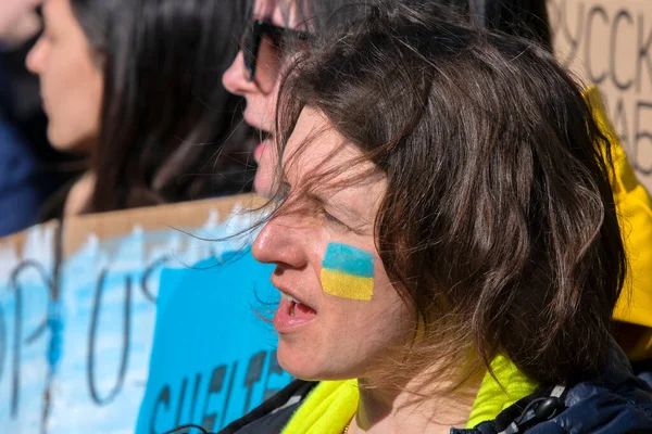 Oekraïense Vlag Gezicht Tijdens Protesten Tegen Oorlog Oekraïne Amsterdam 2022 — Stockfoto