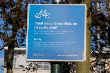 Uyarı İşareti Bisiklet Otoparkı Hilversum, Hollanda 23-2-2022