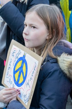 Hollanda 27-2-2022 Ukrayna Savaşı 'nı protesto eden genç kız.
