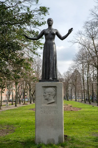 Памятник Вильгельмине Друкер Амстердаме Нидерланды 2021 — стоковое фото