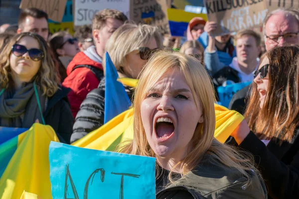 Ukrayna 'da Amsterdam' daki savaşı protesto eden kadına 27-2-2022